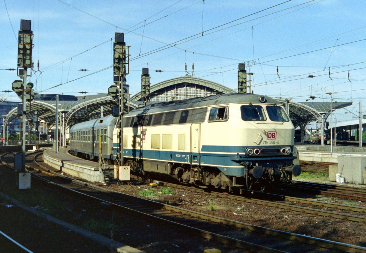 215 050 mit SE 7634 (Gerolstein–Kln-Deutz) am 08.10.1995 in Kln Hbf