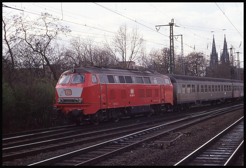 215035 fährt am 25.3.1993 um 14.17 Uhr mit einer Silberling Garnitur in Köln Deutz ein.