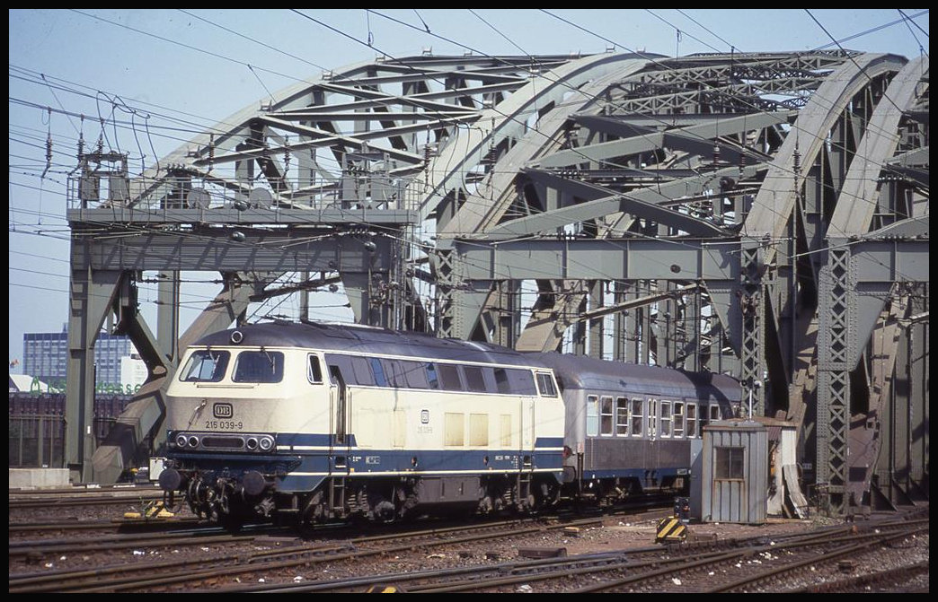 215039 verläßt hier am 21.5.1992 um 15.09 Uhr mit einem Personenzug aus Silberlingen die Hohenzollernbrücke in Köln und fährt in den Hauptbahnhof ein.
