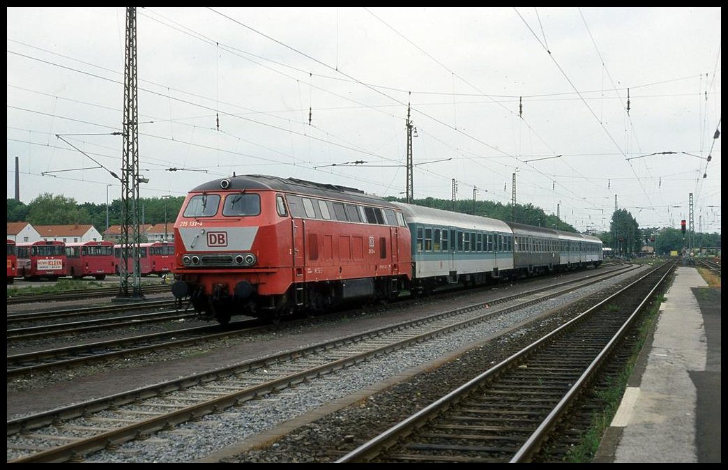 215131 ist hier mit einem bunten Nahverkehrszug am 13.5.1995 um 13.45 Uhr im Bahnhof Düren zu sehen.