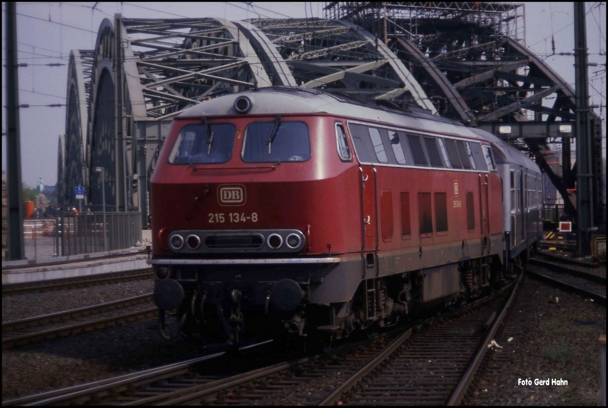215134 fährt mit einem Personenzug aus Trier kommend am 26.4.1990 um 15.05 Uhr in den HBF Köln ein.