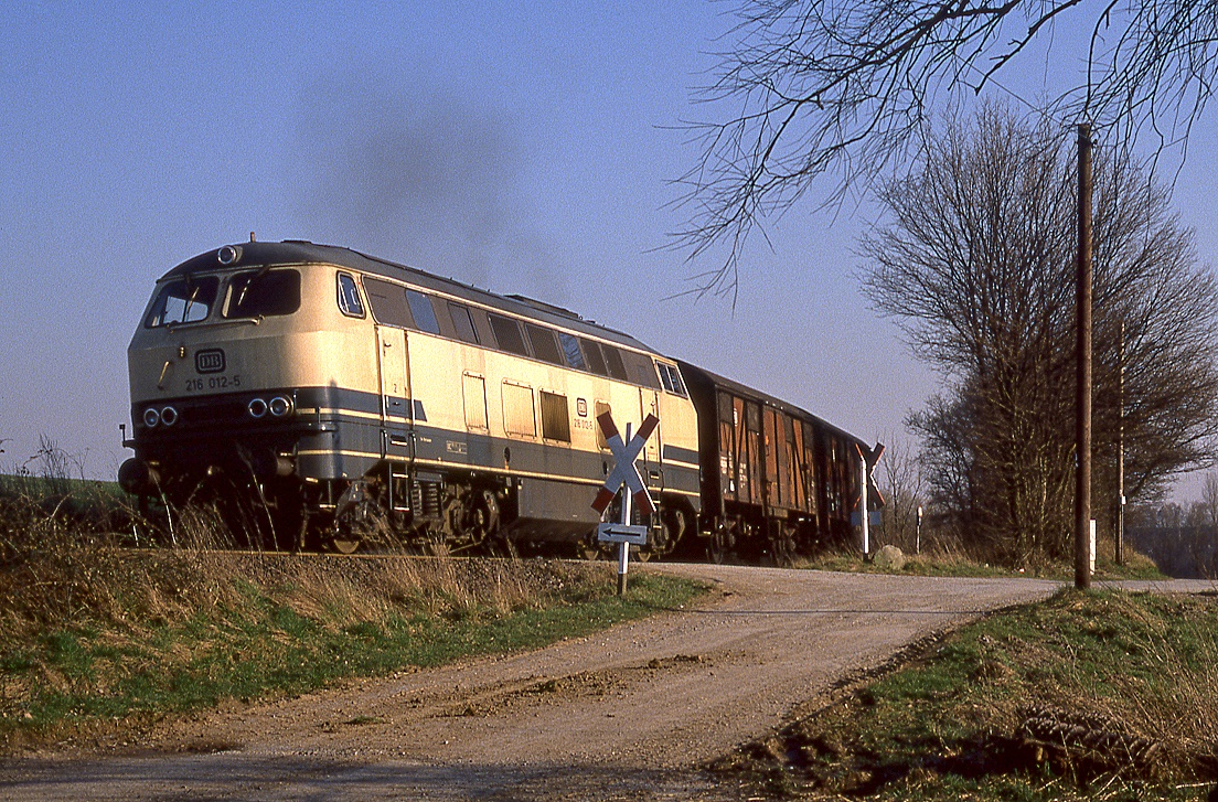 216 012 auf der Rampe von Wülfrath nach Velbert, 10.03.1989.