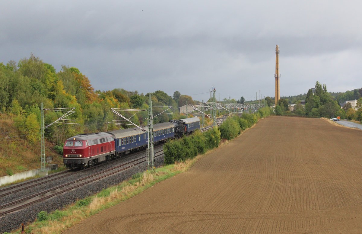 216 224-6 (IGE) mit DPE 62064 als berfhrung einer schwedischen Dampflok B 1135 am 03.10.16 von Rostock Seehafen nach Augsburg. Hier der Zug Bei der Ausfahrt in Mehltheuer.