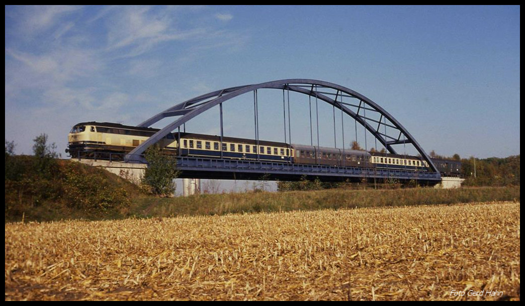 216083 mit einem Eilzug nach Osnabrück am 27.10.1989 um 10.58 Uhr auf der Brücke über den Mittellandkanal bei Achmer.