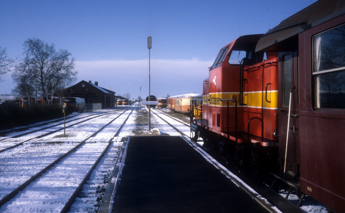 Østbanen: Diesellok M 10 (MaK 650D, Baujahr 1958, ex-KBE V 17) u.v.m. Bahnhof Hårlev am 22. April 1981.