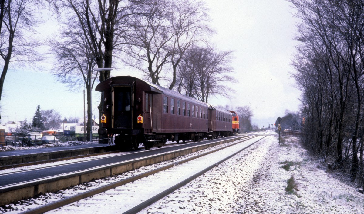 Østbanen: Ein Personenzug bestehend aus der Diesellok M 10 (ex-KBE V 17, MaK 650D, Baujahr 1958) und zwei B-Personenwagen (ex-DSB Cl) verlässt am 22. April 1981 den Bahnhof Gadstrup. - Der Zug fährt in Richtung Roskilde.