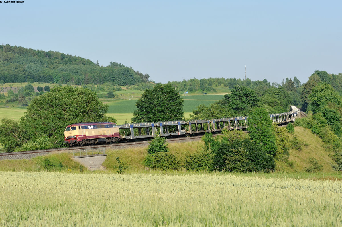 217 002-5 der BTE mit einem leeren Autozug Richtung Hof bei Lengenfeld, 02.07.2015