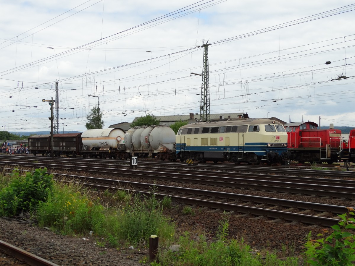 217 014-0 mit Mini Güterzug am 14.06.14 in Koblenz Lützel von einen Öffentlichen Fotopunkt aus Fotografiert