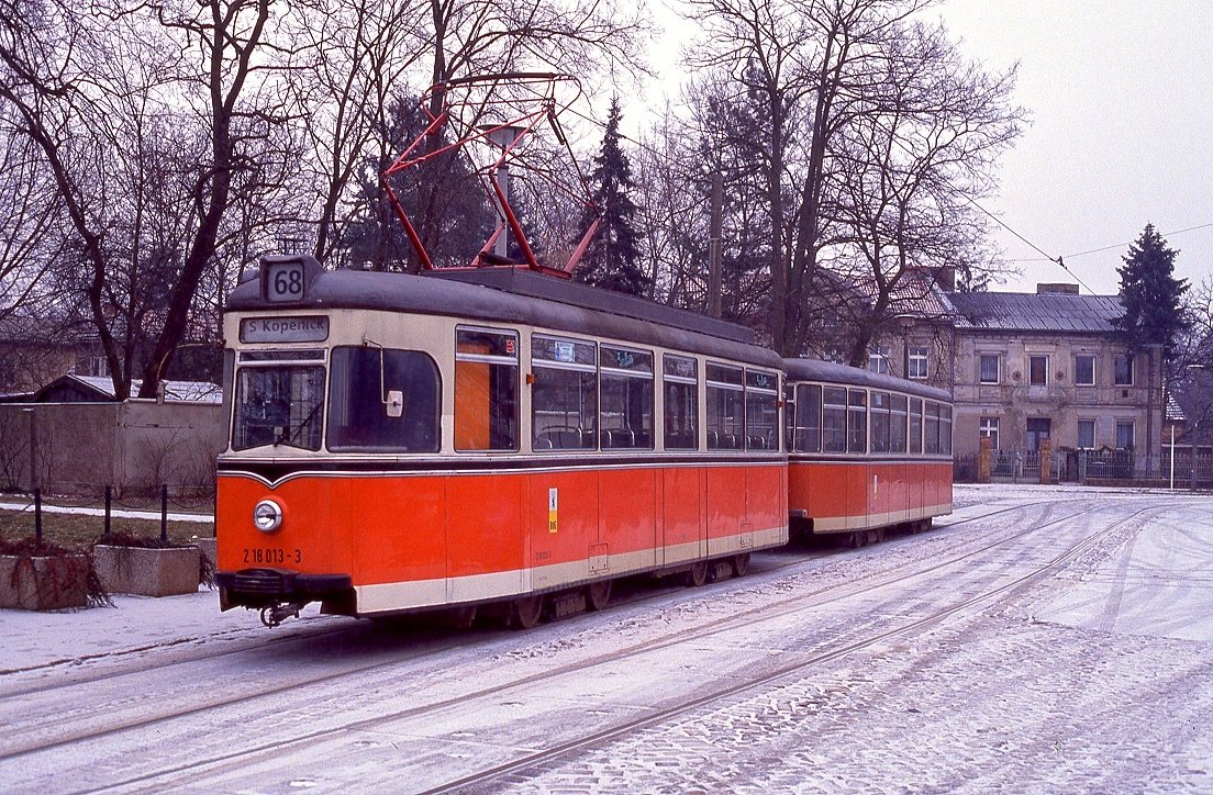 218 013 mit Beiwagen 268 058 an der Endstelle Alt Schmckwitz der Linie 68, 19.02.1994.