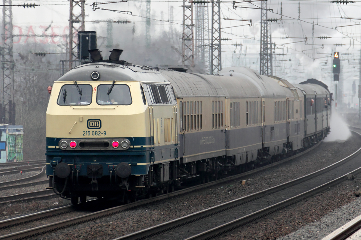 218 082-9 als Schublok hinter dem Sonderzug mit 01 150 nach Willingen in Bochum-Ehrenfeld 18.2.2017