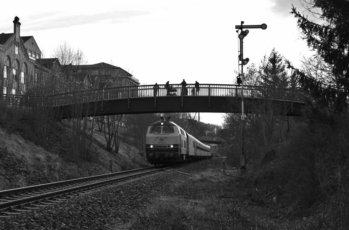 218 105-5 fuhr am 05.03.17 einen Leeren Reisezug von Rottweil nach Gera. Hier ist der Zug in Pößneck zu sehen.