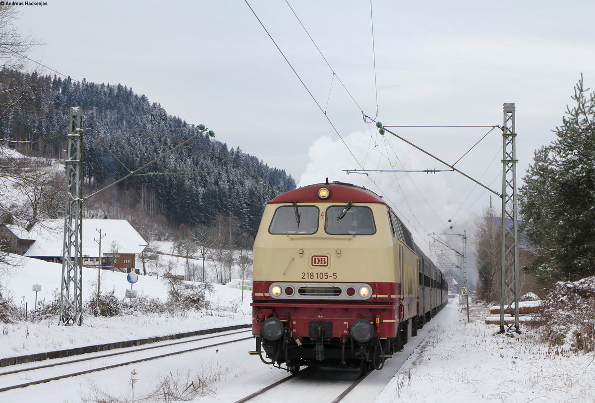 218 105-5 mit dem DPE 56599 (Hausach-Plochingen) bei Gutach 7.1.17