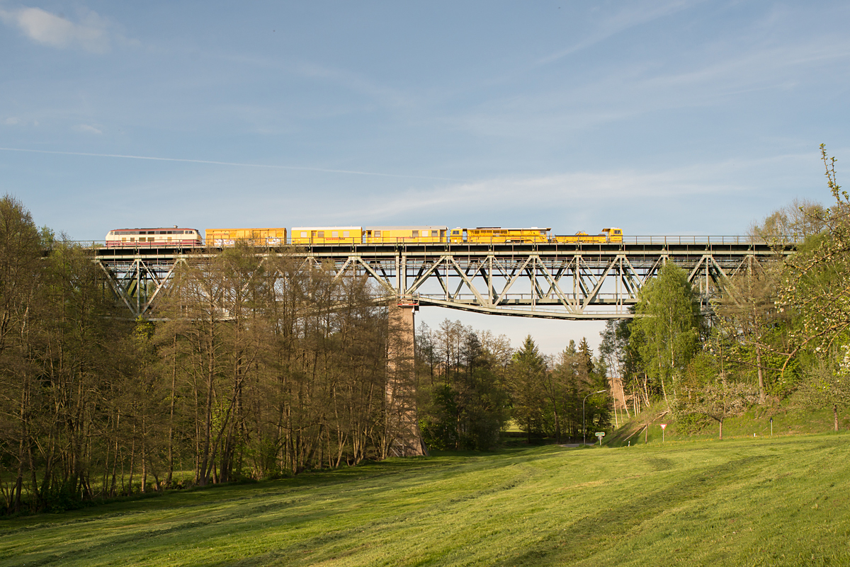 218 105-5 mit einem Schweer-Bauzug in Richtung Hof am 16.05.2017 auf dem Röslau-Viadukt bei Thölau.