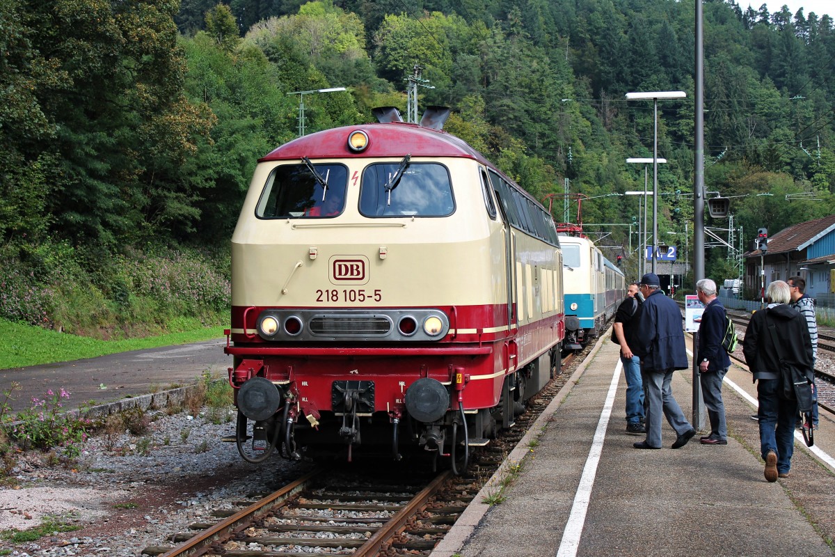 218 105-5 der WestFrankenBahn am 13.09.2014 auf Gleis 3 des Bahnhofs Triberg bei den dortigen Bahnhofstagen.