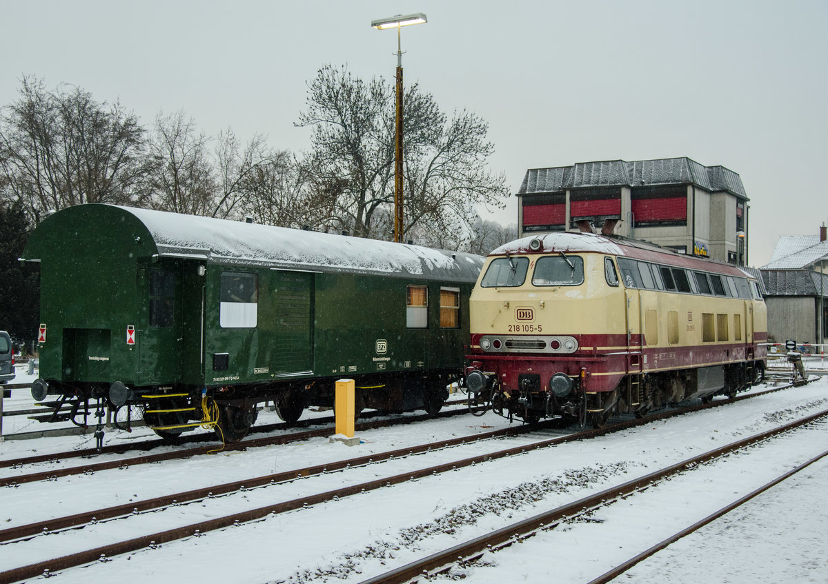 218 105 der NESA und ein Wohnwerkstattwagen der EFZ in Tübingen abgestellt am 8.1.2017.