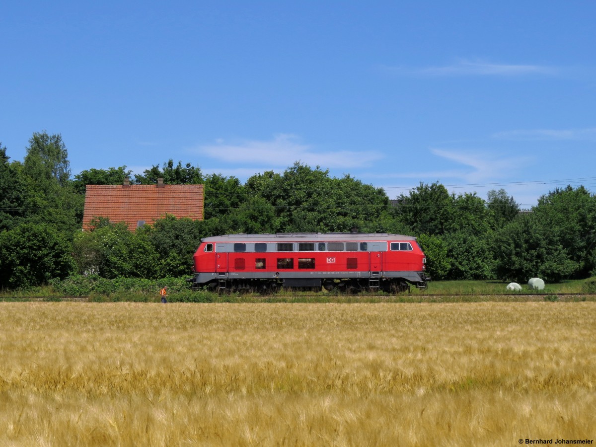 218 139 rauscht bei Kirchlerngern durch die Felder in Richtung Osnabrück. Juni 2015