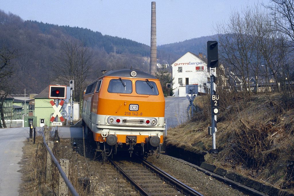 218 142 bei der Einfahrt in Ründeroth, 15.03.1986