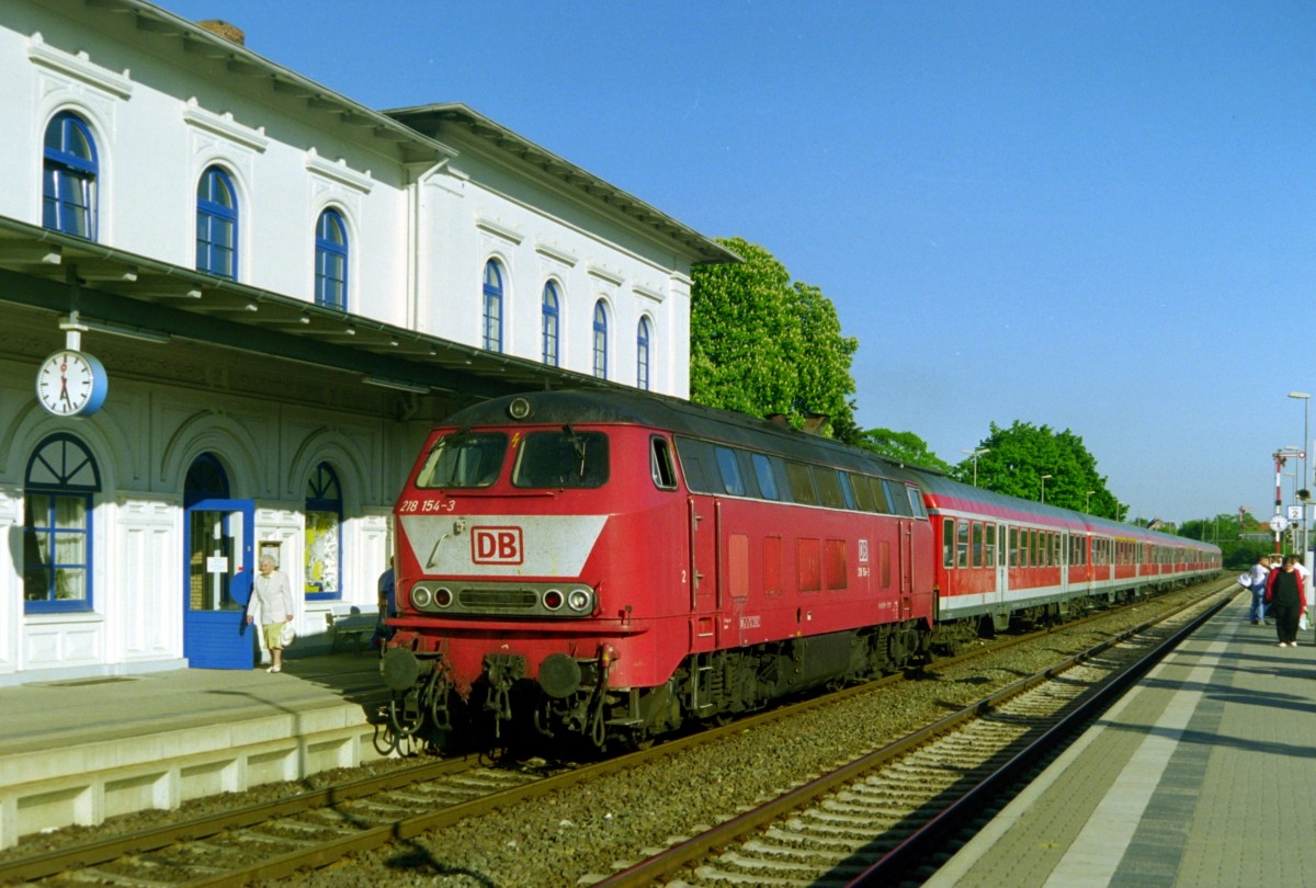 218 154 mit RE 35210 (Hamburg–Lbeck–Kiel) am 06.05.2000 in Eutin