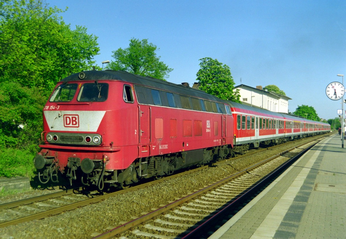 218 154 mit RE 35210 (Hamburg–Lbeck–Kiel) am 06.05.2000 in Eutin