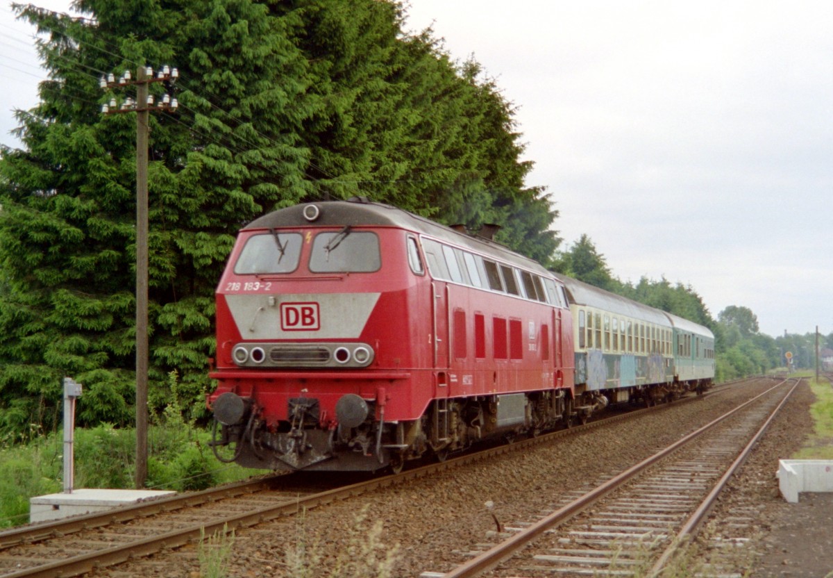 218 183 mit RB 8570 (Uelzen–Bremen Hbf) am 16.06.1996 in Soltau (Han)