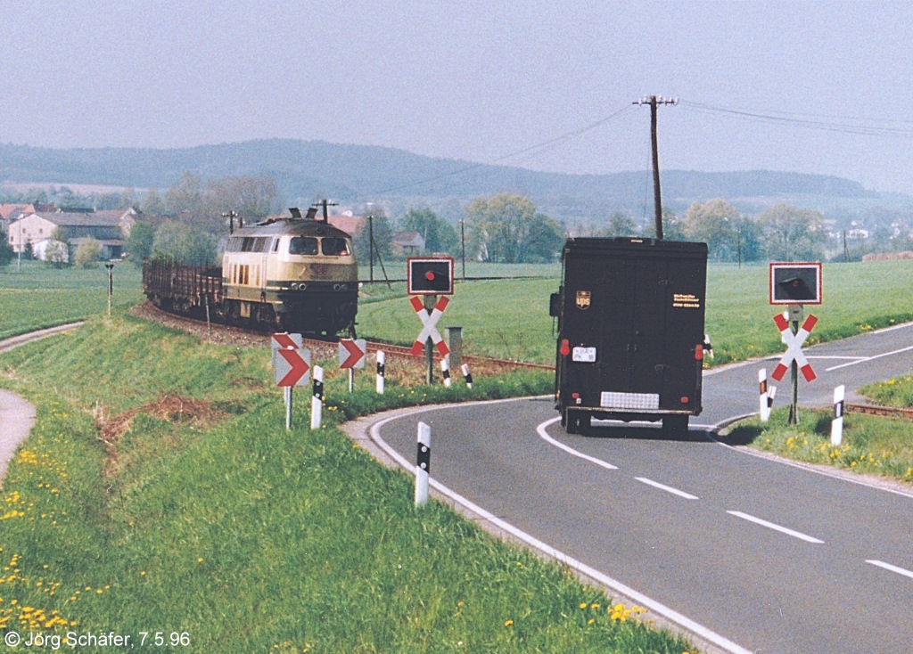 218 202 war am 7.5.96 auf dem Rückweg kurz vor dem Bahnübergang westlich von Volkersdorf.