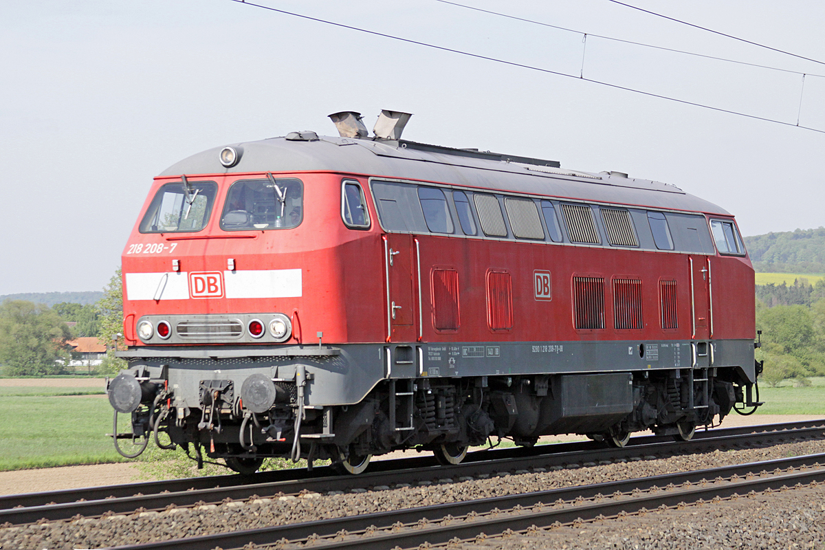 218 208-7 Solo am 10.05.2017  17:00 nördlich von Salzderhelden am BÜ 75,1 in Fahrtrichtung Göttingen