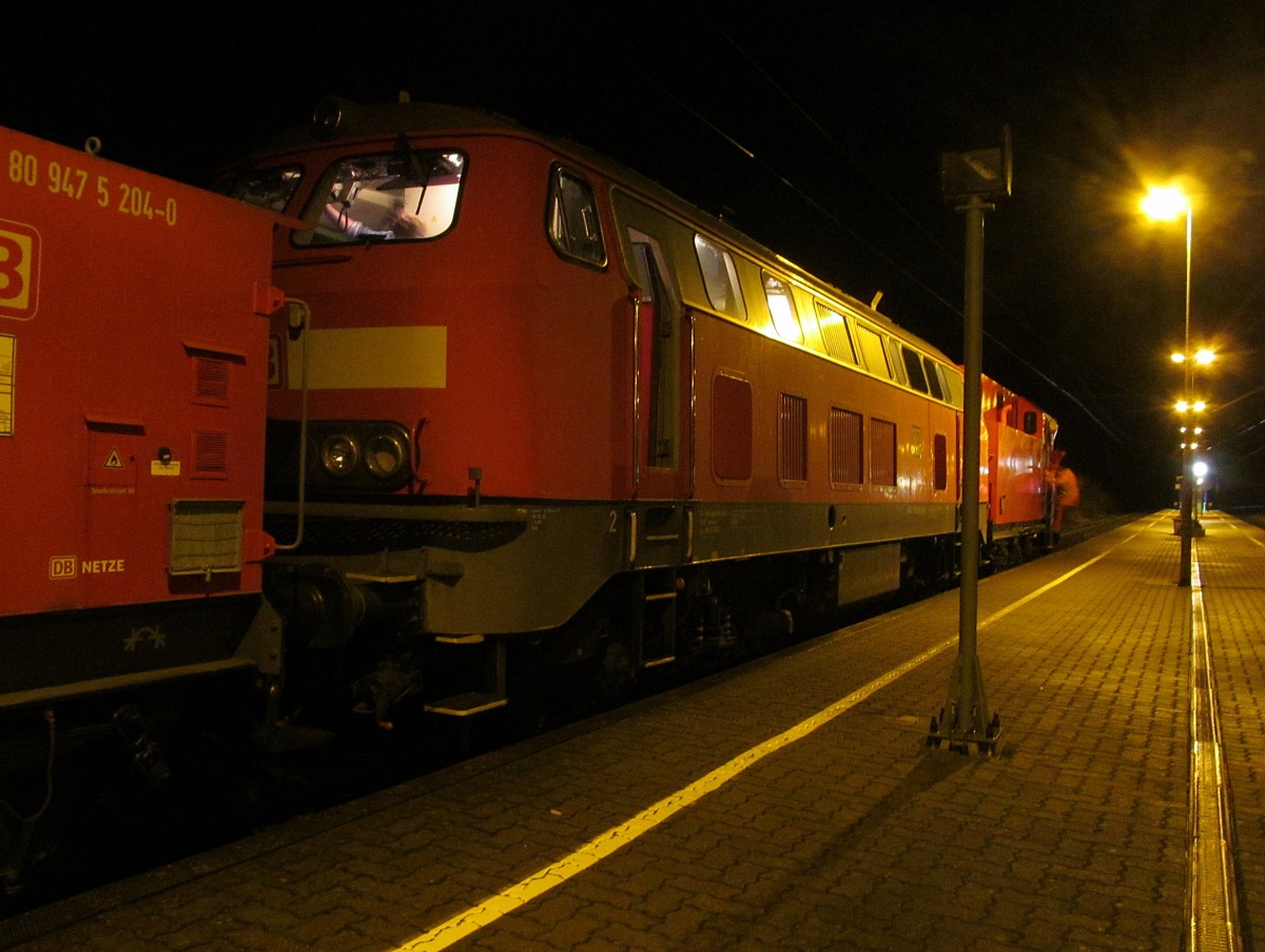 218 249-1 steht am 07. November 2013 mit den beiden Kronacher Schneepflgen im Bahnhof Ludwigsstadt.