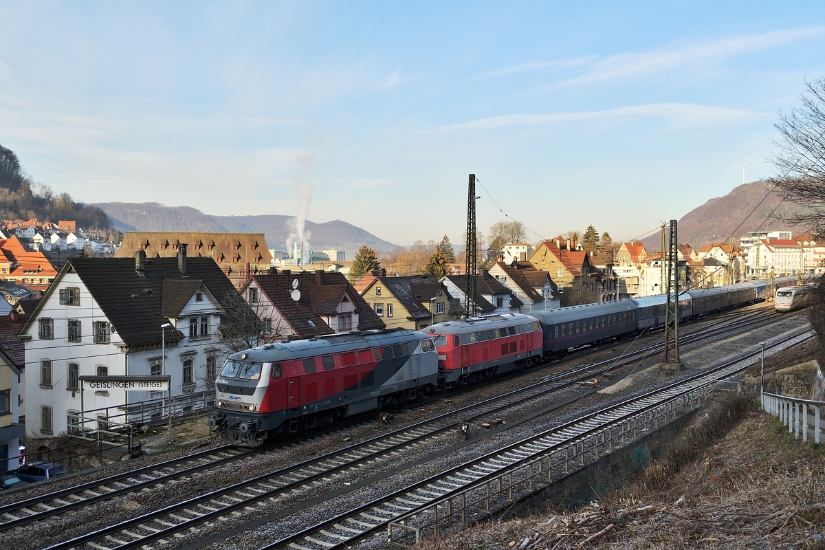 218 256 und 218 399 von ELBA bespannten am 28. Dezember 2018 einen SVG Sonderzug in Doppeltraktion. Das Bild zeigt den bunten Zug in Geislingen (Steige).