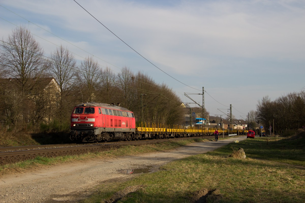 218 261-6 mit einem Rungenwagenzug in Leverkusen-Alkenrath am 17.03.15