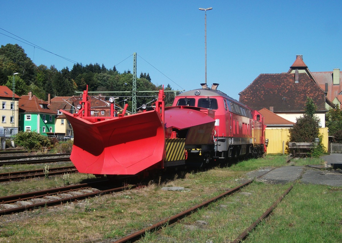 218 272 steht am 03.Oktober 2013 mit den beiden Schneepflgen abgestellt in Kronach.