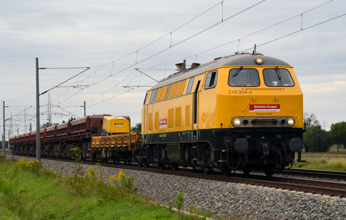 218 304 der Bahnbau schleppte am 12.08.17 diesen Bauzug durch Braschwitz Richtung Köthen.