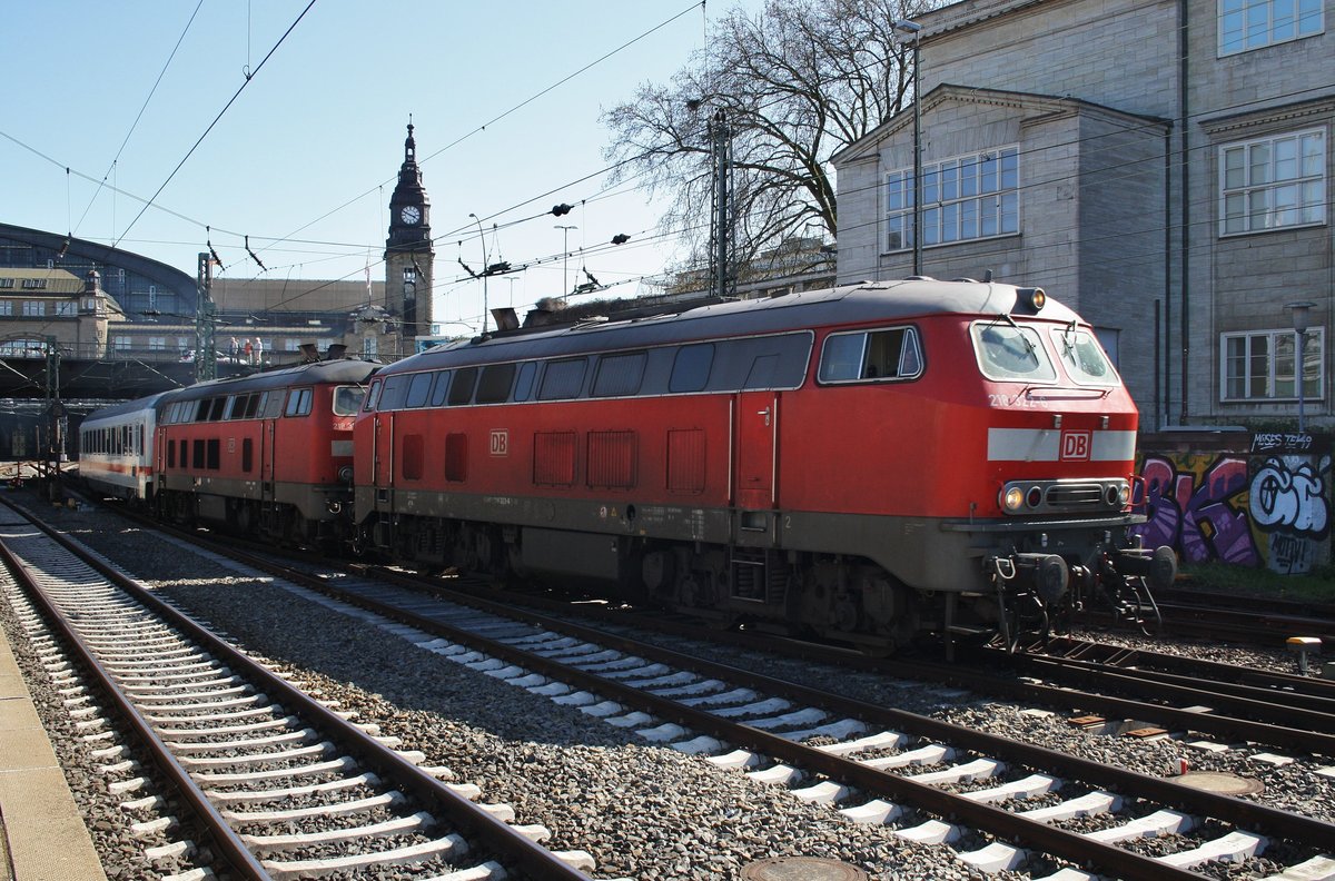 218 322-6 und 218 389-5 sind mit dem IC2374 von Karlsruhe Hauptbahnhof nach Westerland auf Sylt unterwegs, am Nachmittag des 21.4.2016 wird Hamburg Hbf. verlassen.
