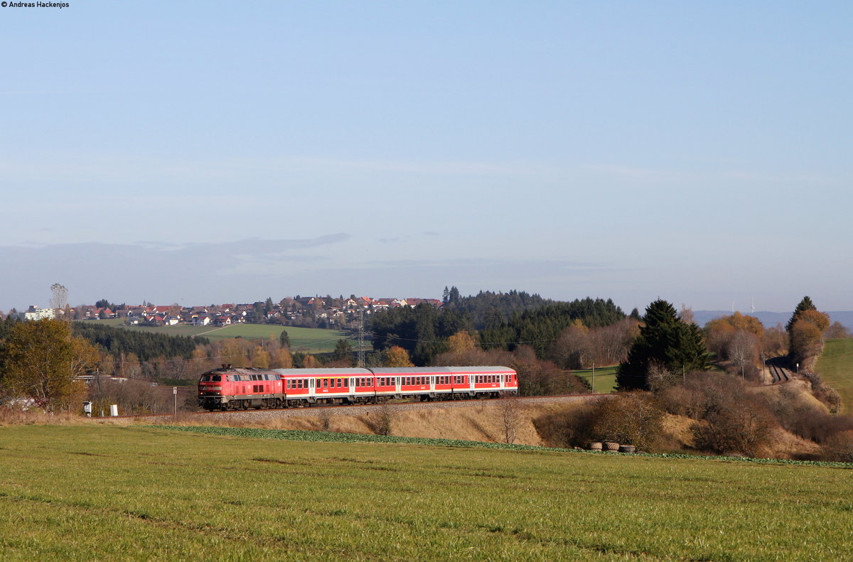 218 326-7 mit dem RE 22311 (Trossingen-Neustadt(Schwarzw)) bei Löffingen 1.11.17
