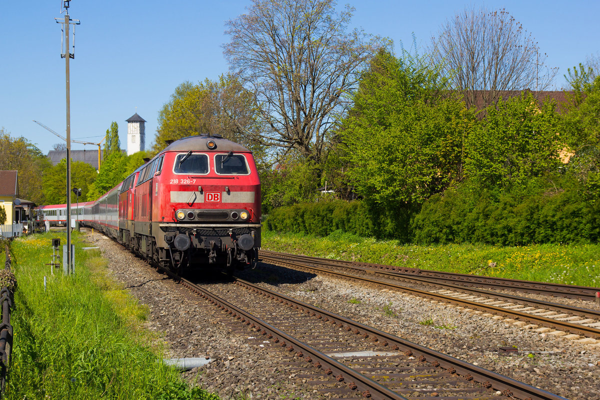 218 326-7 mit IC 119 aus Friedrichshafen kommend bei der Einfahrt nach Lindau Hbf, kurz hinter Lindau Aeschach aufgenommen am 30.04.2017
