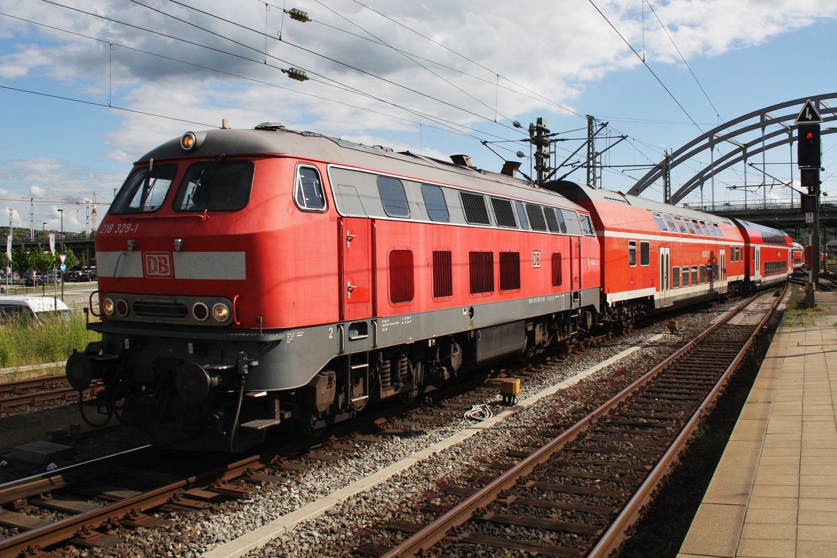 218 329-1 stellt am 28.6.2016 den RE83 (RE21629) nach Lübeck Hauptbahnhof in Kiel bereit.