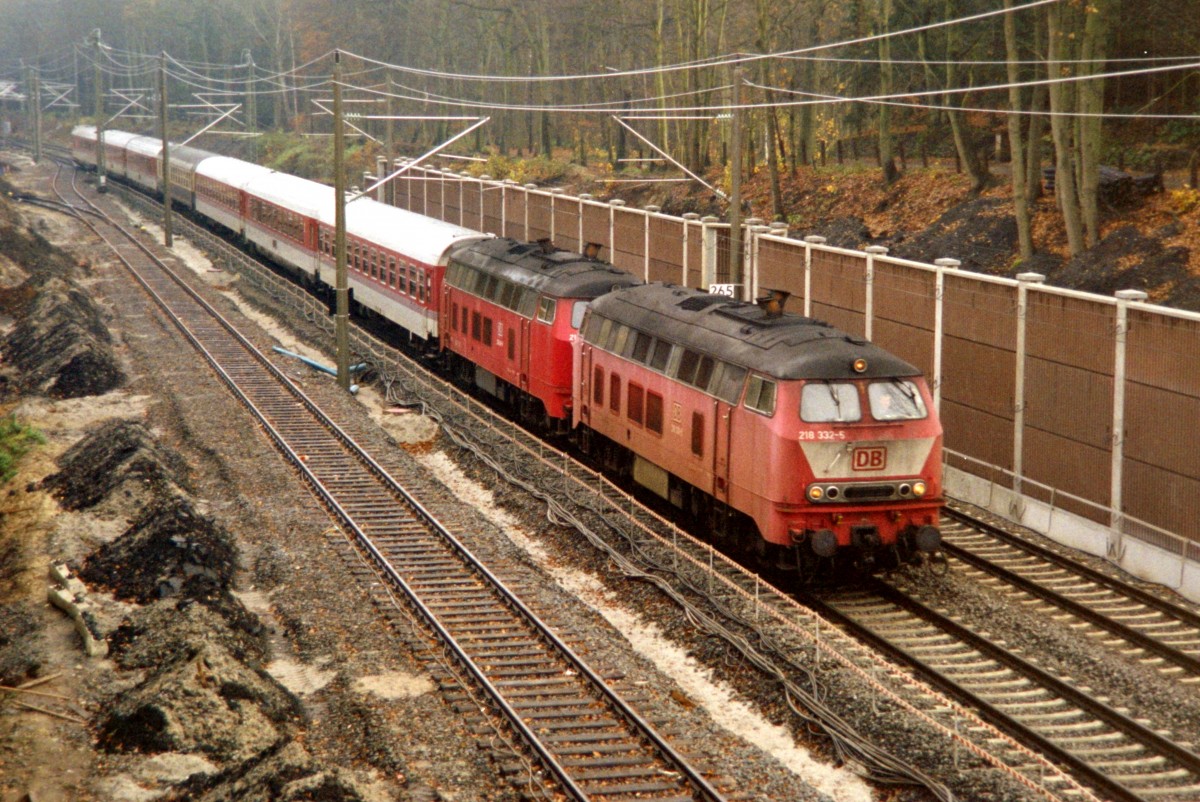 218 332 mit IC 538  Helene Lange  (Berlin–Hamburg) am 10.11.1996 in Reinbek