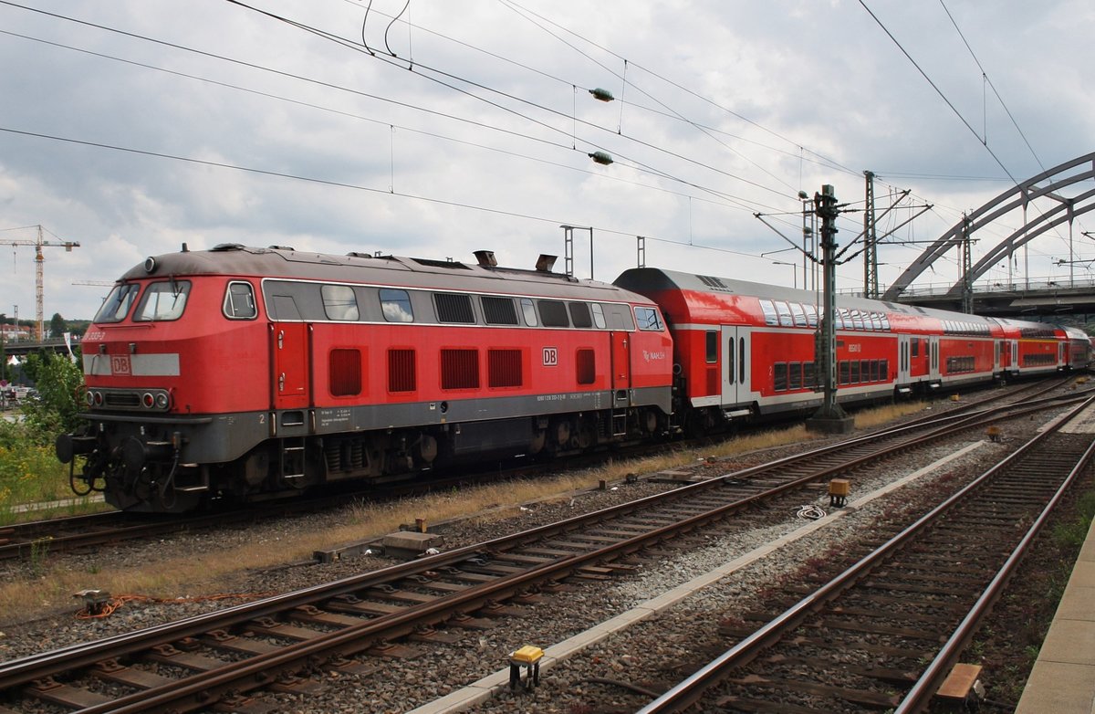218 333-3 drückt am 26.6.2016 den RE83 (RE21627) nach Lübeck Hauptbahnhof aus dem Kieler Hauptbahnhof.