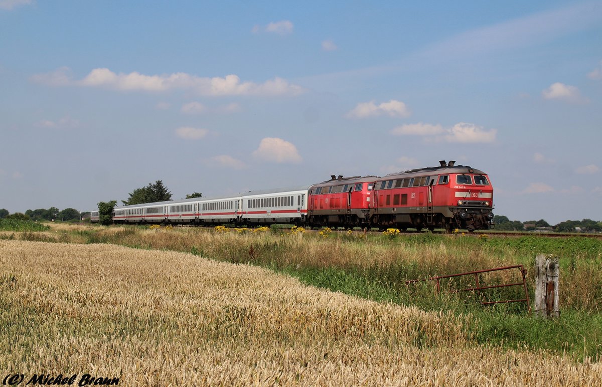 218 341+218 359 mit einem Intercity auf der Marschbahn bei Langenhorn, aufgenommen am 21.07.16. 