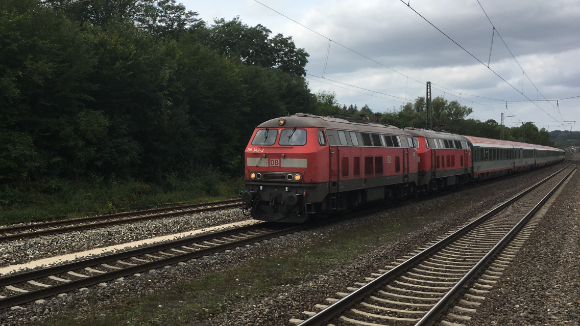 218 343 + 218 434 fahren am 08.09.17 mit Ic 119 bei Westerstetten in Richtung Ulm Hbf.

Aufgenommen aus der n Wagen Rb nach Geislingen. 