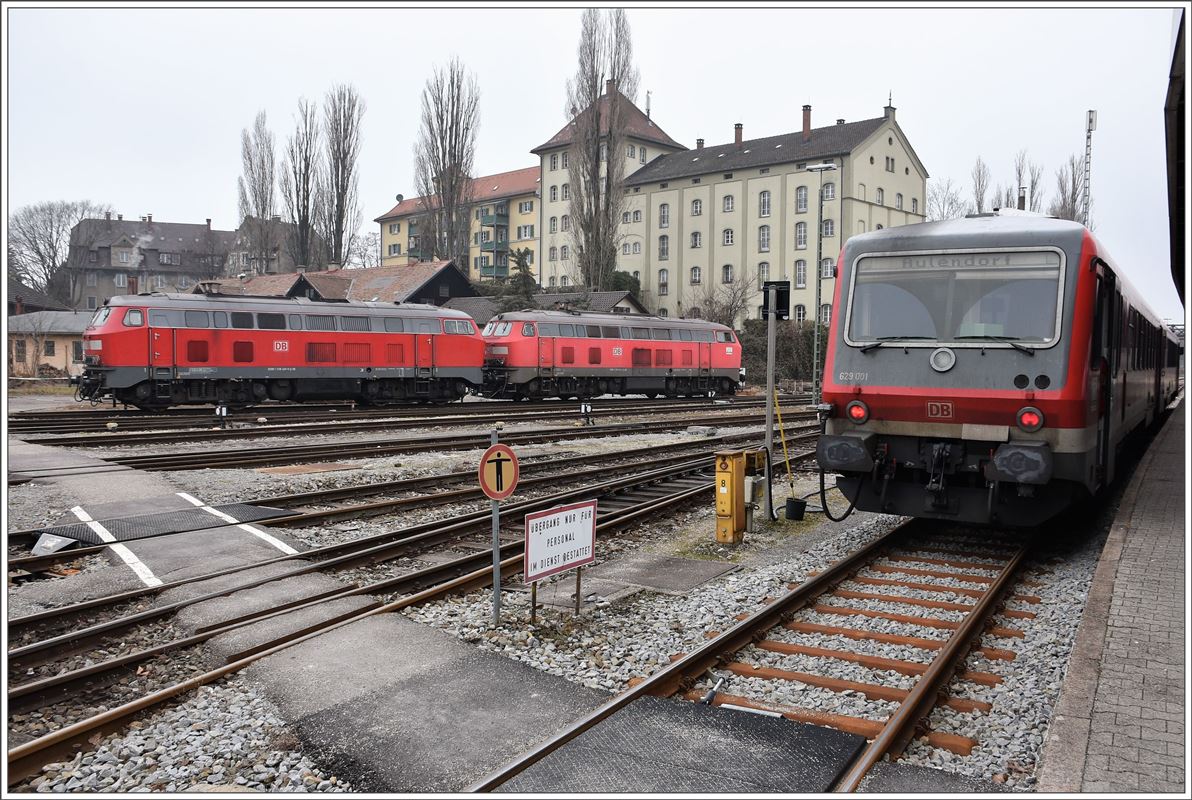 218 343-2 und 218 481-0 rücken vor um den IC nach Münster zu übernehmen. 628 901/629 001 wird in Kürze als Regionalbahn nach Aulendorf fahren. (14.02.2017)