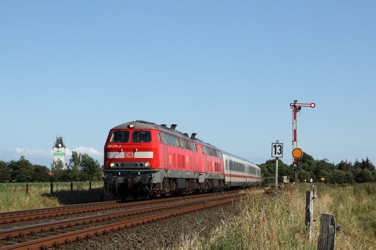 218 376-2 und 218 385-3 ziehen den IC 2374 (Karlsruhe - Westerland) ihrem nächsten Halt Niebüll entgegen. Fotografiert am 16.07.2015 in Risum-Lindholm. 
