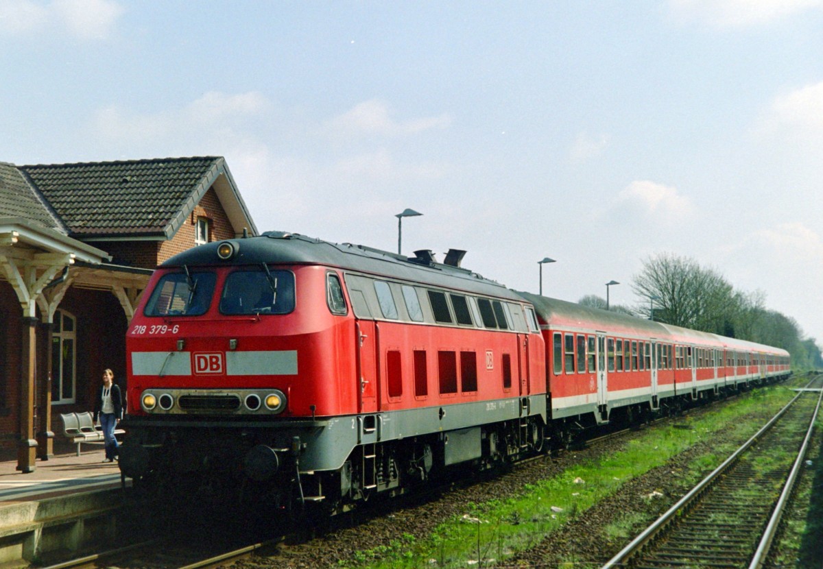 218 379 mit RE 14566 (Hamburg Hbf–Cuxhaven) am 02.05.2006 in Otterndorf