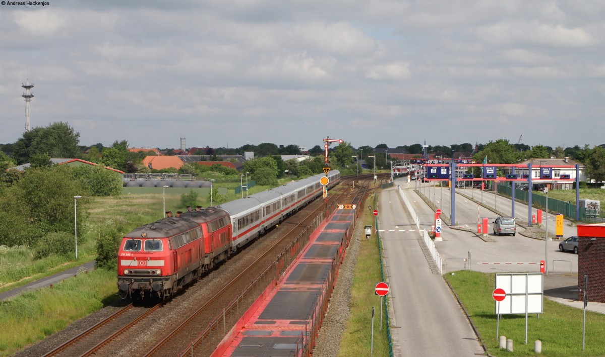 218 386-1 und 318 372-1 mit dem IC 2311 (Westerland(Sylt)-Stuttgart Hbf) bei Nieb+ll 29.5.14