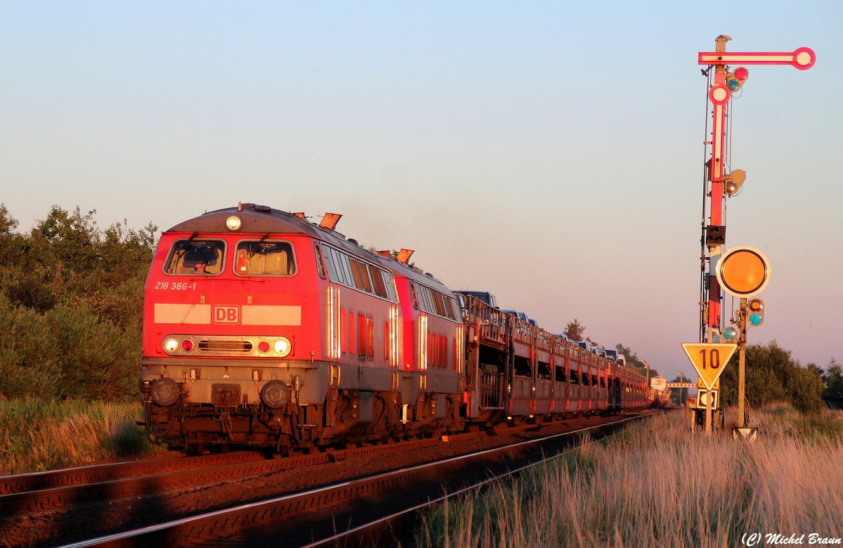 218 386+218 321 mit einem SyltShuttle von Niebüll nach Westerland auf Sylt, am Abend des 19.07.16 in Klanxbüll. 