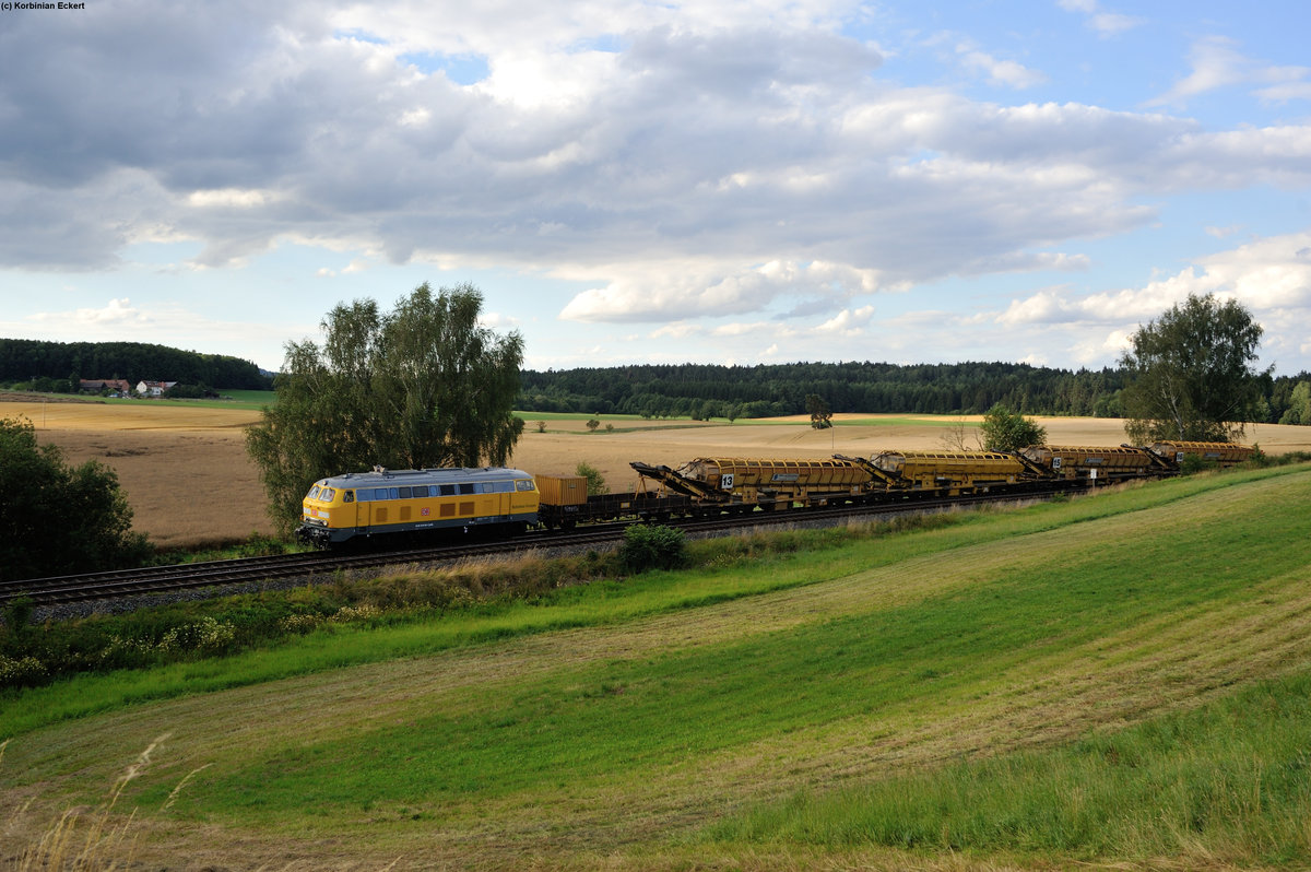 218 391-1 der Bahnbau Gruppe mit einem Bauzug bei Reuth bei Erbendorf, 30.07.2015