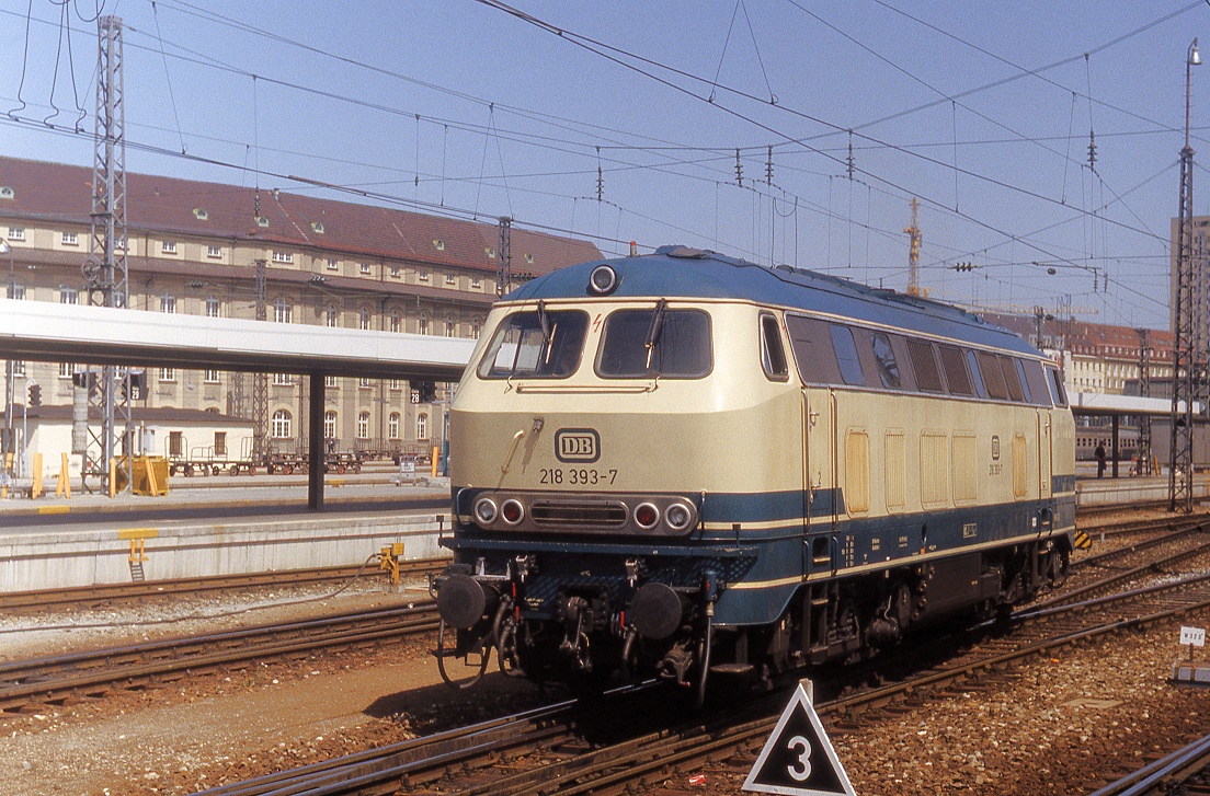 218 393 mit oceanblauem Dach im Hauptbahnhof Muenchen, 17.05.1983.