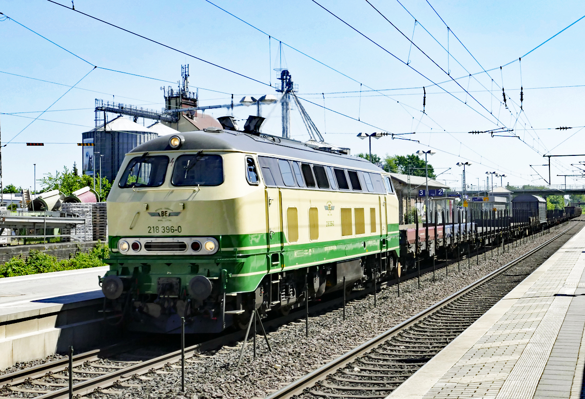 218 396-0 der Brohltal-Eisenbahn mit gem. Güterzug durch den Bf Sechtem - 08.05.2018