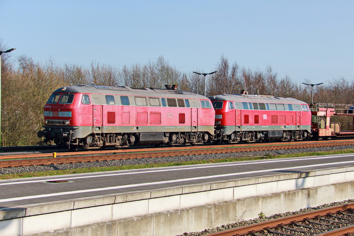 218 397-8 mit 218 321-8 mit einem Autozug in Richtung Bahnhof Westerland (Sylt) – Weesterlön (Söl),geshen in Niebüll am 18. April 2018.