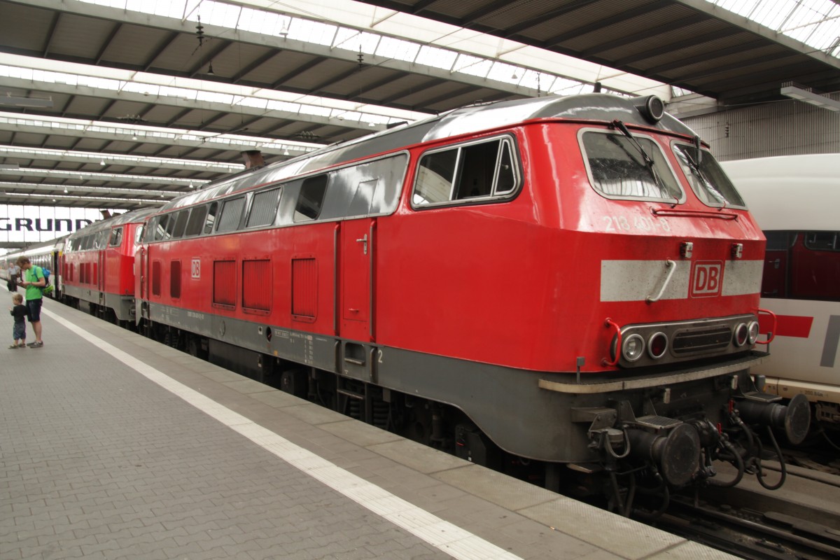 218 401-8 und 218 416-6 haben so eben in Doppeltraktion von Zürich-Lindau-Buchloe kommend, München Hbf erreicht. (13.6.2015) 