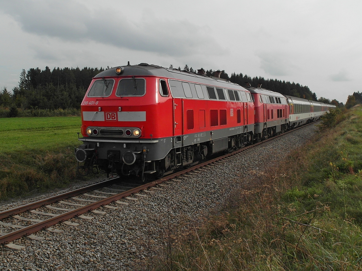218 401-8 und 218 421-6 mit dem EC 195, Zrich - Mnchen, bei Kilegg-Schurtannen (11.10.2014).